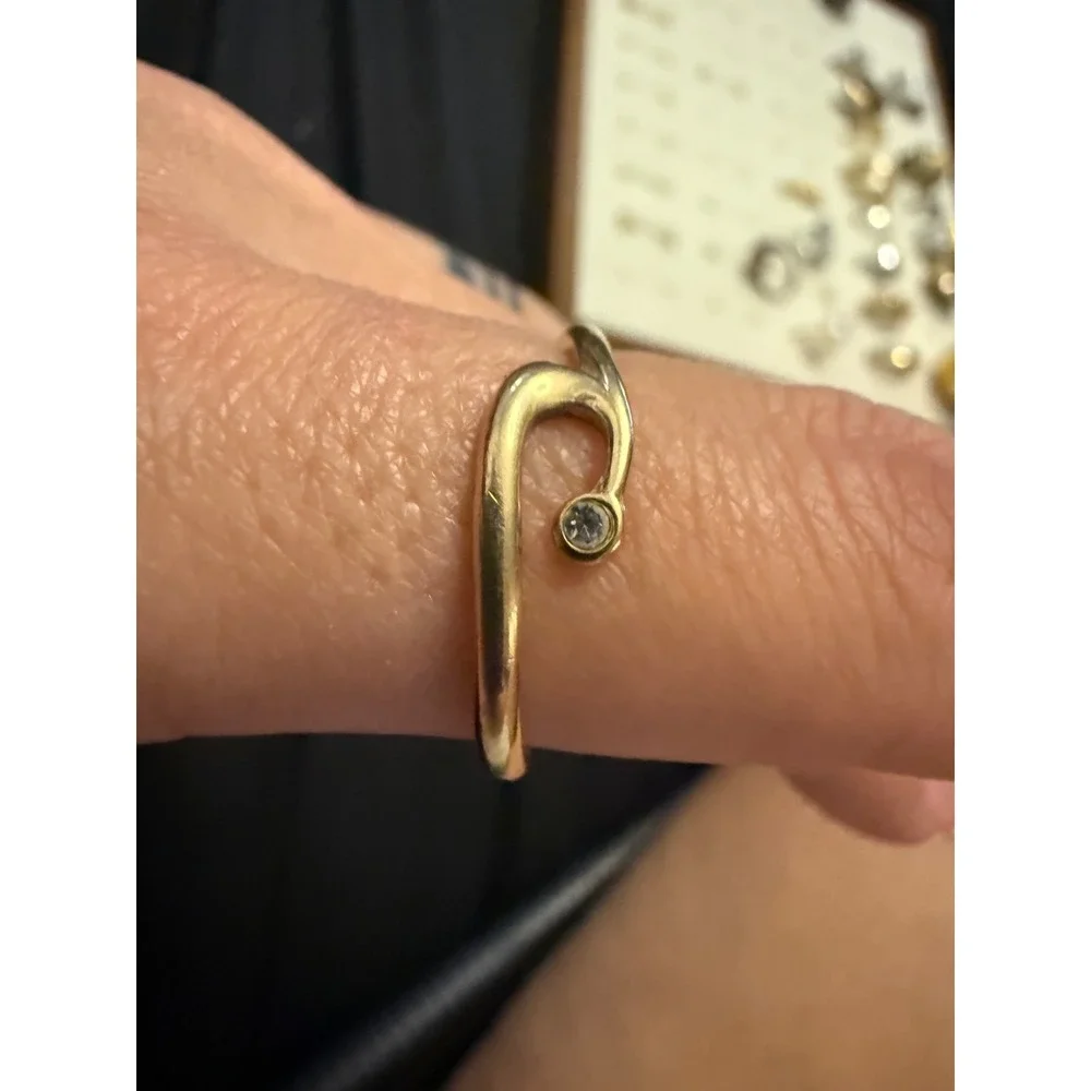 Avon Gold Tone Abstract Bypass Ring Rhinestone Accent Wave Design Size 9